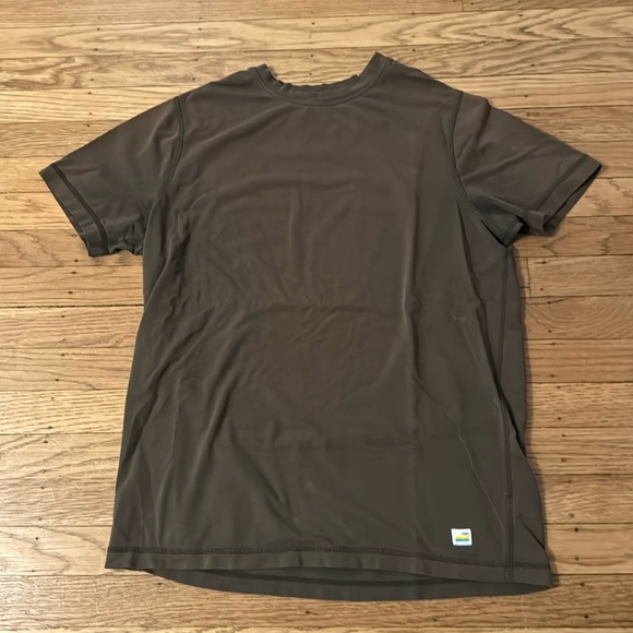 Vuori workout t-shirt (small) - Picture 1 of 6